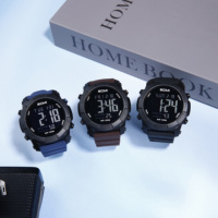 Montre de sport électronique chronographe étanche 100 mètres personnalisée pour homme, avec affichage lumineux, chronomètre et alarme, idéale pour les étudiants et les activités de plein air