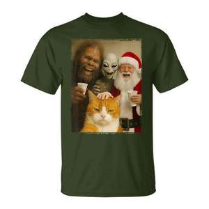 Camiseta navideña con diseño de gato, alienígena de pie grande y Papá Noel - Product Image 1