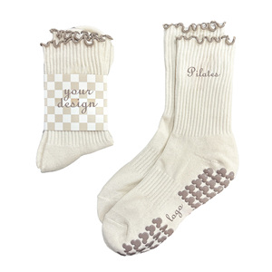 Chaussettes de Pilates antidérapantes à motif color block et bord festonné avec logo personnalisé pour le yoga et le sport - Product Image 3