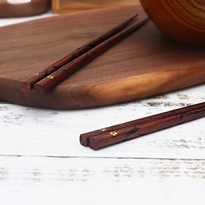 <span class=keywords><strong>Palillos</strong></span> <span class=keywords><strong>de</strong></span> <span class=keywords><strong>Madera</strong></span> Maciza Estilo Japonés, Exquisitos <span class=keywords><strong>Palillos</strong></span> <span class=keywords><strong>de</strong></span> <span class=keywords><strong>Madera</strong></span> <span class=keywords><strong>con</strong></span> Diseño <span class=keywords><strong>de</strong></span> Alas <span class=keywords><strong>de</strong></span> Pollo y Pequeñas Flores Doradas, Reutilizables para el Hogar - Product Image 4
