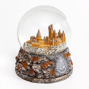 Globo de Nieve con <span class=keywords><strong>Castillo</strong></span> de Anime en Miniatura, Globo de Agua de Resina de Alta Calidad Personalizado de Fábrica, Bola de Nieve de Cristal Decorativa con Motivos de Películas Mágicas Británicas - Product Image 2