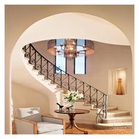 Escalier en colimaçon intérieur de luxe avec éclairage LED, en bois/acier galvanisé, balustrade en verre courbée personnalisée, écologique et durable pour