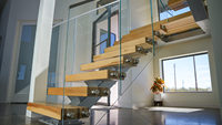 Escaliers préfabriqués à poutre mono escaliers centraux à longeron simple avec balustrade en verre, rail en bois supérieur et goupilles d'écartement