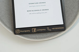 Menu en bois noir rétro de luxe léger, logo personnalisé, panneau doré, menu en bois A5 fixé avec un support à vis pour les cafés et les bars - Product Image 3