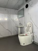 Toilettes portables sans obstacle sur roues, design conteneur maritime mobile pour extérieur