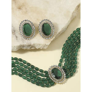 Ensemble de collier ras du cou ethnique multicouche en perles vertes en vrac fait à la main boucles d'oreilles personnalisables pour les occasions de fête de mariage - Product Image 1