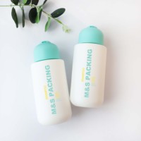 Bouteille de lotion cylindrique HDPE douce au toucher de 250ml avec capuchon supérieur à disque pour le soin des cheveux de la salle de bain