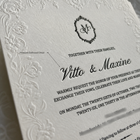 Carte d'invitation de mariage en acrylique miroir doré avec estampage à chaud en feuille blanche et enveloppe en velours rouge bordeaux