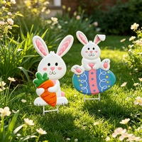 Poteau décoratif de jardin en métal « Lapin joyeux avec carotte et œuf » pour décoration extérieure de pelouse printanière