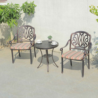Ensemble de table et 2 chaises de salle à manger d'extérieur au design européen durable, empilables, en aluminium moulé, résistant aux intempéries, pour usage hôtelier et en entrepôt