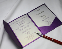 Tarjeta de felicitación de lujo personalizada con perlas moradas, invitación de boda, sobre y cinta de satén |   Papel Recubierto de Primera Calidad, Triple Pliegue, con Relieve Dorado