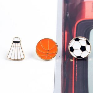 Venta al por mayor de insignias de solapa de dibujos animados de fútbol, baloncesto y bádminton, medallas de metal de esmalte suave personalizadas con impresión para accesorios de ropa - Product Image 2