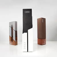 Trophée personnalisé en bois massif avec accents métalliques, résistant aux UV, pour récompenser les employés exceptionnels annuellement
