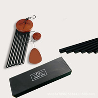 Carillon éolien décoratif commémoratif pour animaux de compagnie, en tubes métalliques noirs, avec dessus en bois poli et plaque en forme de larme gravée d'un empreinte de patte