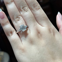 Bague de fiançailles unisexe élégante en or jaune massif 14K 18K avec diamant de laboratoire taille émeraude et sertissage griffe, certifiée IGI