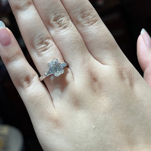 แหวนหมั้นเพชรทรงเหลี่ยมมรกตแบบยูนิเซ็กซ์ ดีไซน์หรูหรา ทองคำแท้ 14K 18K  ฝังเพชรแล็บโกรว์  แบบกรงเล็บ  รับรองโดย IGI - Product Image 3