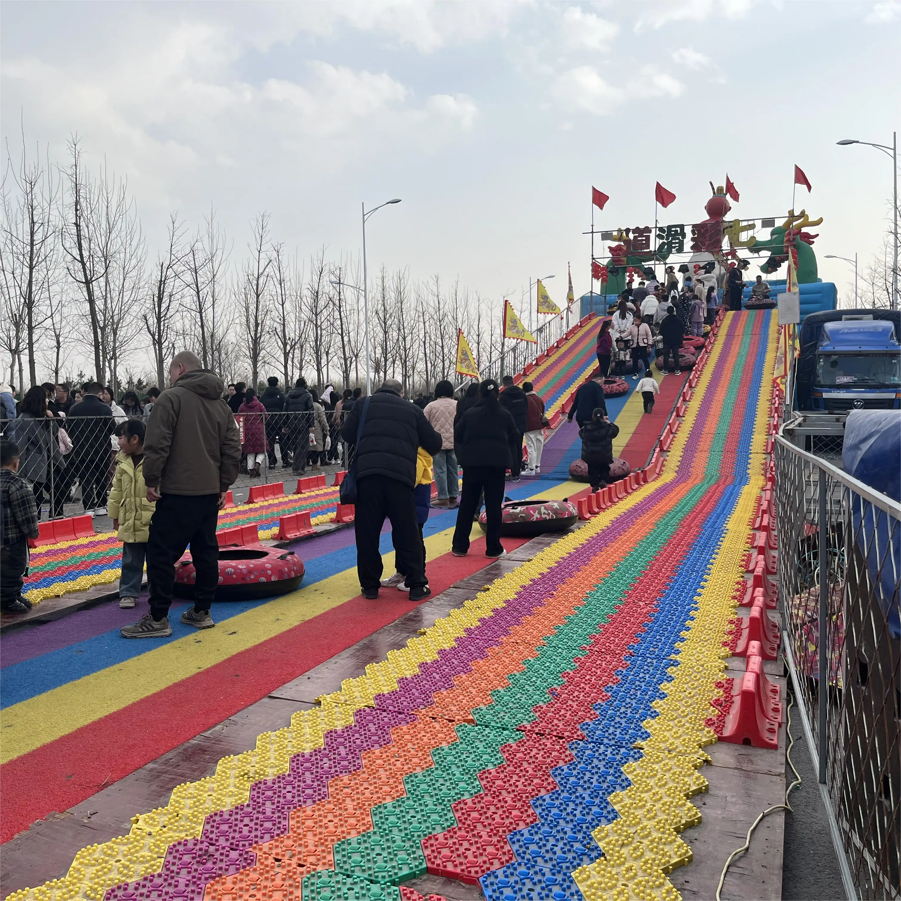 ישירות במפעל מחיר נמוך לילדים ציוד פארק מגרש משחקים לוח רולר שקופיות צינור שלג חזיר רגיל