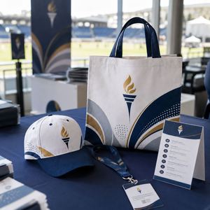 Kit de Evento Personalizado al por Mayor para Ceremonia de Apertura, OEM/ODM, Múltiples SKU, con Bolso, Cordón, Tarjeta de Identificación, Gorra, Tarjeta de Horarios y Botella - Product Image 3
