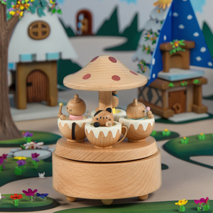 Carillon in Legno a Forma di Carosello con 4 Gatti nel Paradiso dei Funghi, con Meccanismo a Carica Manuale, Regalo Personalizzabile con Logo, Fornitura all'Ingrosso Diretta dalla Fabbrica - Product Image 1