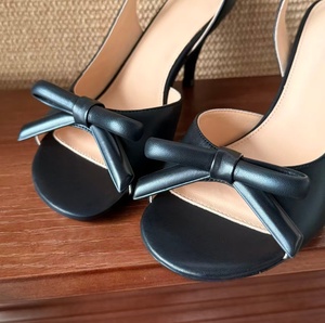 Zapatos de tacón alto de cóctel para mujer, de alta calidad, hechos a medida, negros, con punta en pico, con lazo en la parte trasera, de tacón bajo, casuales de negocios, sin cordones y con punta abierta. - Product Image 1