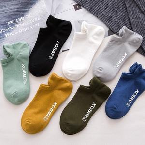 Calcetines informales invisibles para hombre, calcetines tobilleros de corte bajo transpirables finos de verano con patrón de letras que absorben el sudor - Product Image 1