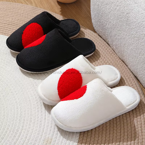 Pantoufles d'intérieur chaudes et plates pour femmes, motif cœur, pour la Saint-Valentin, vente en gros, mignonnes pantoufles en forme de cœur pour l'hiver - Product Image 1
