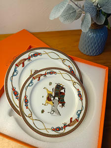 Service d'assiettes en porcelaine fine avec incrustations dorées, écologique et de haute qualité, idéal pour les événements de mariage modernes et luxueux - Product Image 2