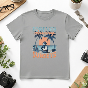 T-shirt en coton pour homme Forever Chasing Sunsets, col rond, manches courtes, imprimé, décontracté, été, coupe classique, tissu jersey - Product Image 1