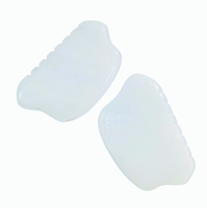 Pierre de massage Gua Sha en jade naturel blanc avec logo personnalisé et dents pour le visage - Product Image 1