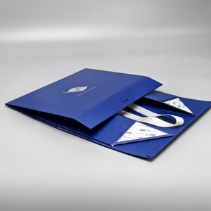 Boîtes d'emballage personnalisées, logo de luxe, carton recyclé, boîte pliante noire pour vêtements, boîtes cadeaux magnétiques, laminage mat, éponge - Product Image 4