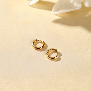 Pendientes de Aro Pequeños Dorados con Diseño Geométrico Circular, Joyería de Moda para Mujer EKA-059 - Product Image 3