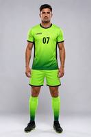 Ensemble d'uniformes de football vert néon dégradé, maillot de football en mesh respirant, short, chaussettes, nom et numéro personnalisés, OEM