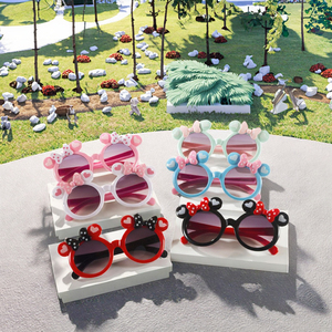 Occhiali da Sole Cartoon Mickey con Fiocco per Bambini e Bambine, Disponibili in Montature Verdi, Rosse, Blu e Rosa, Realizzati in Materiale PC - Product Image 3
