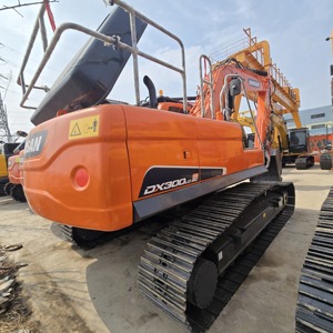 Excavatrice sur chenilles Doosan DX300 d'occasion, bien entretenue, aspect d'origine, faible nombre d'heures de fonctionnement, idéale pour les grands travaux de terrassement. - Product Image 3