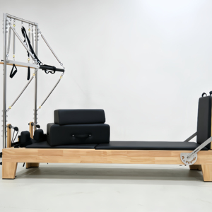 Reformer <span class=keywords><strong>Pilates</strong></span> en chêne à pied étroit avec tour et demi-piedestal, personnalisable avec logo, équipement <span class=keywords><strong>Pilates</strong></span> en chêne, vente en gros <span class=keywords><strong>pour</strong></span> fournisseurs de salles de sport - Product Image 1