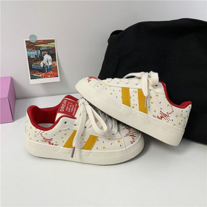 คอลเลคชั่นฤดูใบไม้ผลิ2025ดั้งเดิมรองเท้าลำลองส้นเตี้ยสีขาวเข้ากับทุกชุดของผู้หญิงได้รับแรงบันดาลใจจากบอร์ดสไตล์เกาหลี - Product Image 1