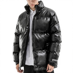 Chaqueta acolchada extragrande de PU negro brillante para hombre con cierre de cremallera y logo en la manga, ropa de invierno para exteriores y senderismo - Product Image 1