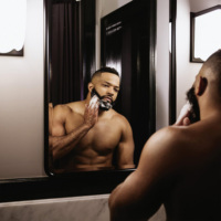 Nettoyant pour barbe pour hommes en marque propre avec huile de maracuja et beurre de karité équitable