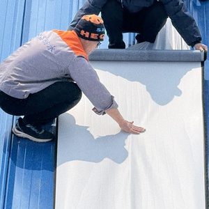 Membrane imperméable pour <span class=keywords><strong>toiture</strong></span> métallique autocollante, film de surface en fluorocarbone résistant pour la <span class=keywords><strong>réparation</strong></span> des fuites de <span class=keywords><strong>toiture</strong></span> de hangar extérieur, entrepôt - Product Image 3