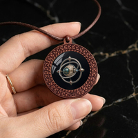 Collier pendentif astronave ronde en bois personnalisable, corde tressée à la main, accessoire de mode de niche, chaîne de clavicule