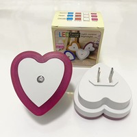 Veilleuse LED intelligente en forme de cœur à brancher avec capteur crépusculaire, lumière douce pour la Saint-Valentin 2026, cadeau pour chambre à coucher, usage intérieur