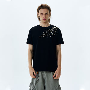 เสื้อยืดผู้ชายผ้าฝ้ายแท้ 100% คุณภาพสูง น้ำหนัก 200 กรัม ทรงเข้ารูป ระบายอากาศดี ตกแต่งด้วยลูกปัดมุก คอเสื้อแบบสั่งทำพิเศษ ขายส่งจำนวนมาก ราคาสุดคุ้ม - Product Image 1