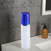 Flacon de pulvérisation en plastique HDPE personnalisable de 100ml avec grand couvercle et bouchon de couronne pour les soins personnels.