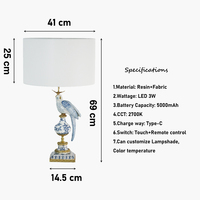 Lámpara de mesa para eventos moderna de lujo Palace, Base de cerámica recargable inalámbrica, Paloma azul, acabado dorado, pantalla blanca, batería