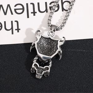 Yunnique – collier avec pendentif tête de fantôme en acier inoxydable pour hommes, bijoux à thème avec design de visage - Product Image 3