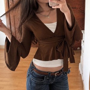 Blusa Y2K de manga larga para mujer, estilo cruzado con lazo lateral, cuello en V, manga acampanada, corte cropped, ajuste casual y ceñido - Product Image 2