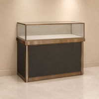 Vitrine de comptoir pour bijoux de luxe, cadre bronze champagne, base noire mate anthracite, plateforme d'exposition intérieure blanche, verre trempé
