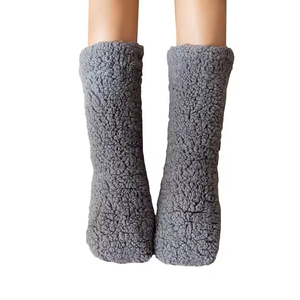 Calcetines de lana de cordero de alta calidad para mujer, antideslizantes, para invierno, calentadores de pies, calcetines afelpados tipo pantufla, venta al por mayor - Product Image 4