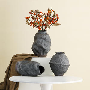 Grand vase rond noir en céramique pour la décoration intérieure, vase rond noir texturé moderne de style farmhouse pour les centres de table - Product Image 1