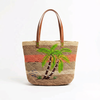 Sac fourre-tout en raphia brodé géométrique fait main de luxe écologique avec deux poignées et fermeture ouverte pour la plage et les voyages